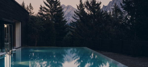Mit der FORESTIS Villa haben die Südtiroler Hoteliers Teresa und Stefan Hinteregger einen Rückzugsort mitten im Gebiet des UNESCO Welterbe Dolomiten geschaffen